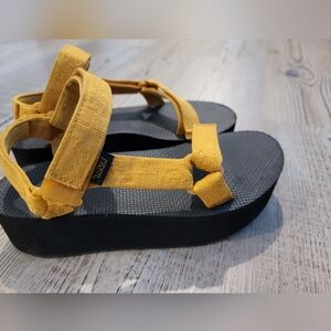 Teva Women's Flatform Universal Sandal, Textural Sunflower, size 8